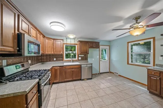 $395,000 | 5903 Northwest Walnut Creek Drive, Parkville, MO 64152