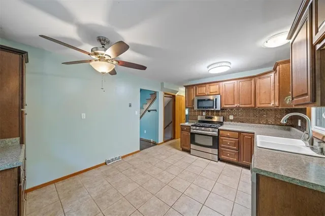 $395,000 | 5903 Northwest Walnut Creek Drive, Parkville, MO 64152