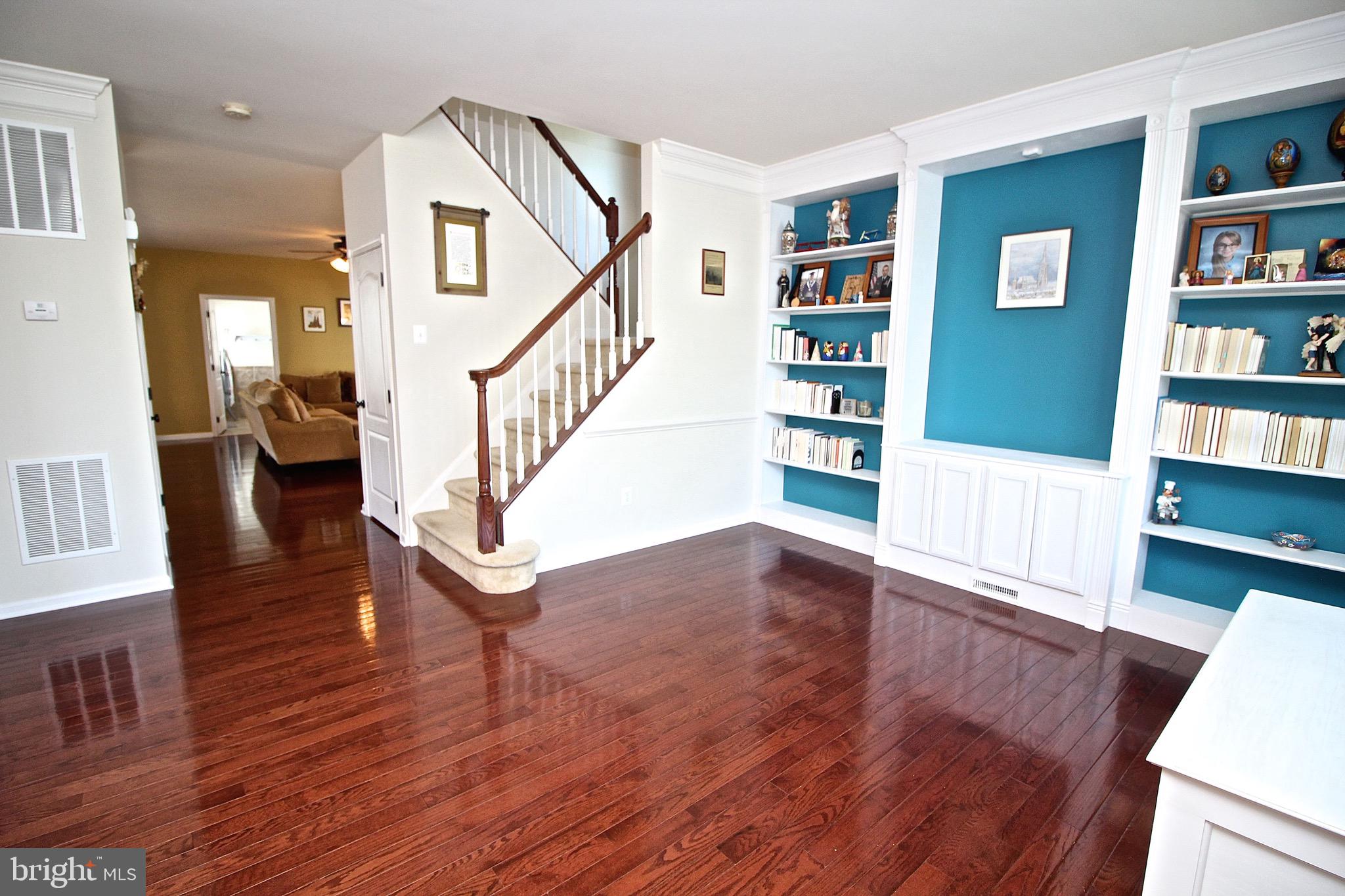 15221 Londons Bridge Road Haymarket, VA 20169 - Photo 12 of 44 Entry way built in book cases