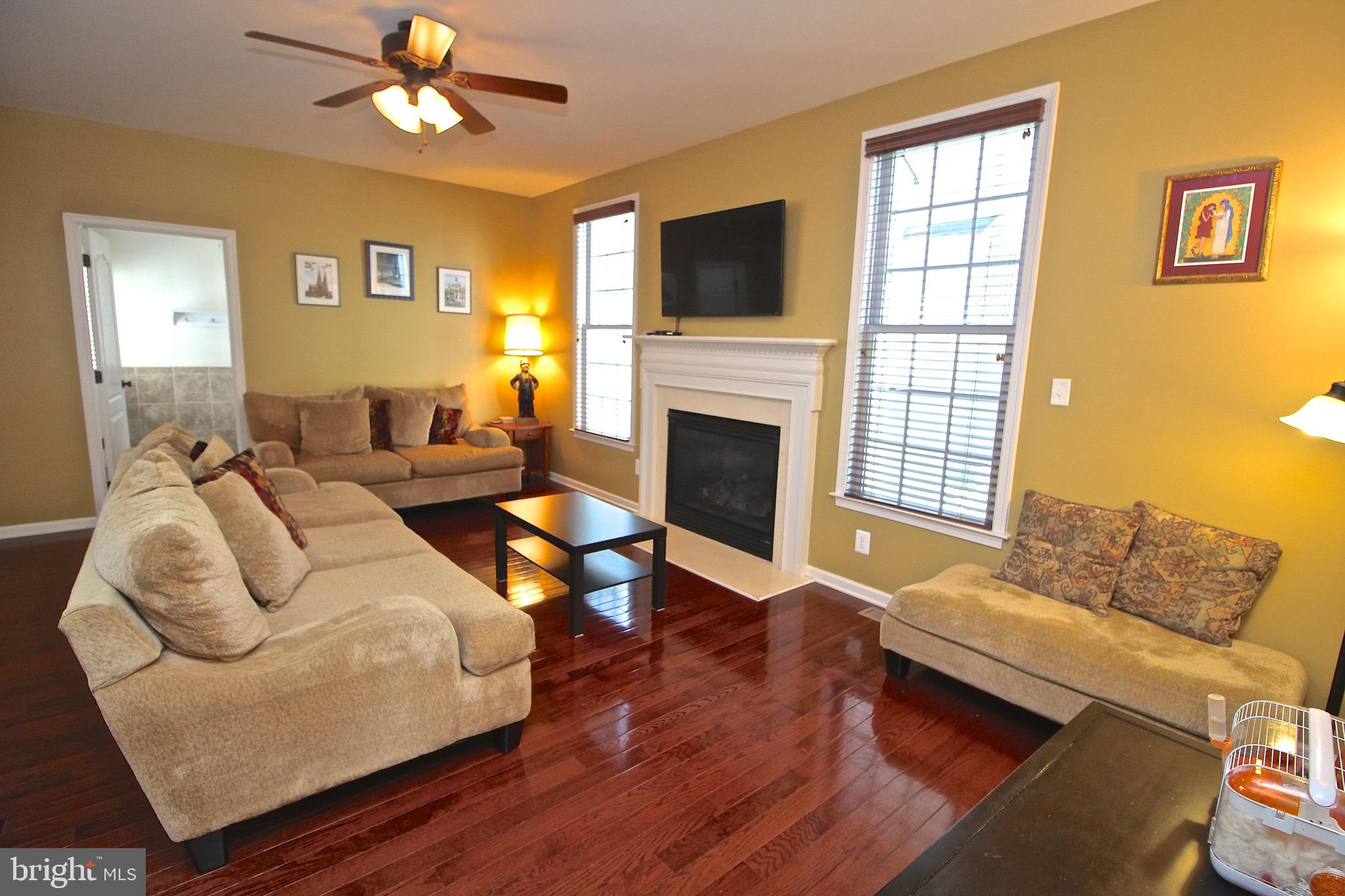 15221 Londons Bridge Road Haymarket, VA 20169 - Photo 16 of 44 Family room with gas fireplace