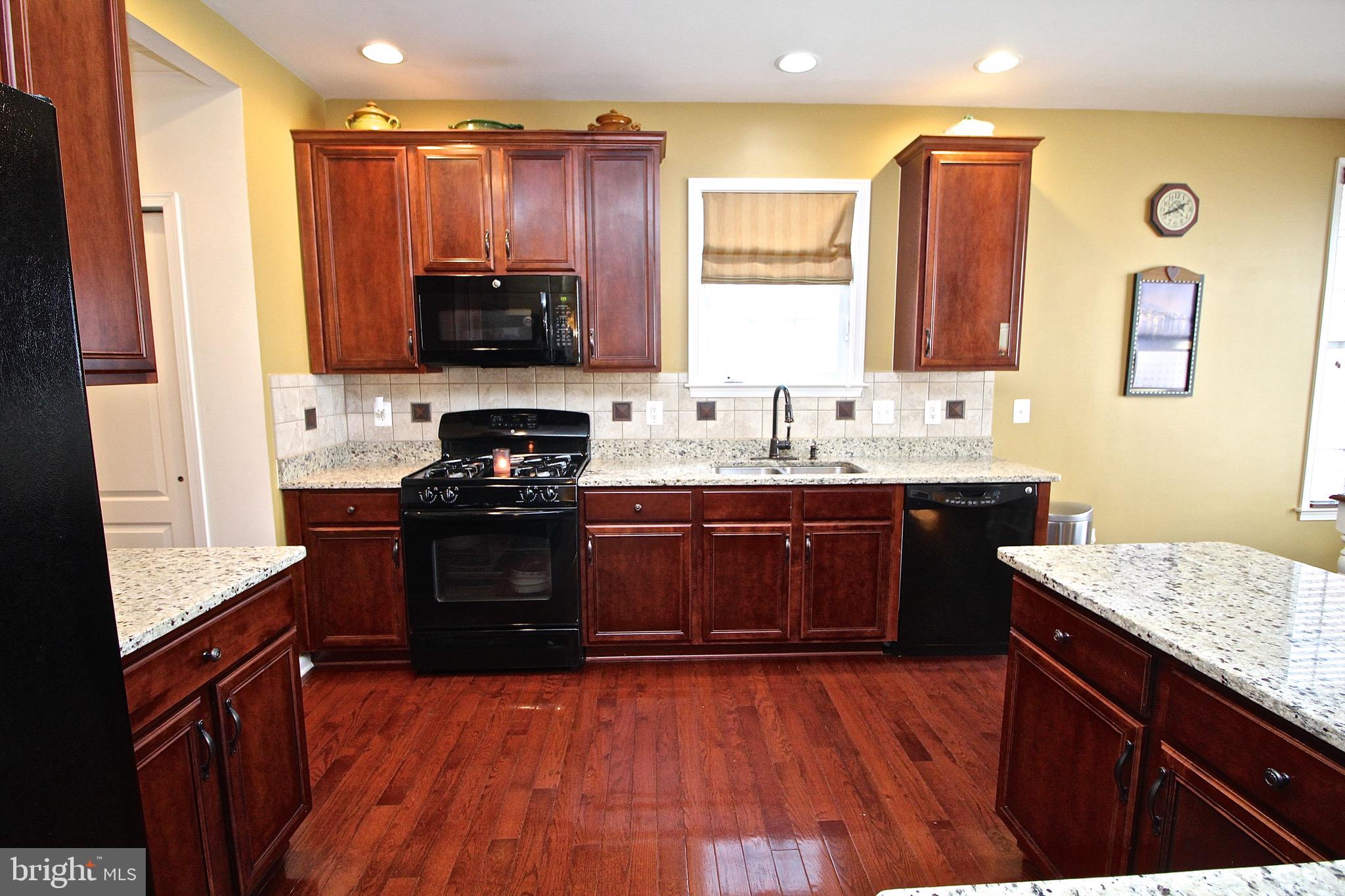 15221 Londons Bridge Road Haymarket, VA 20169 - Photo 19 of 44 Large kitchen area