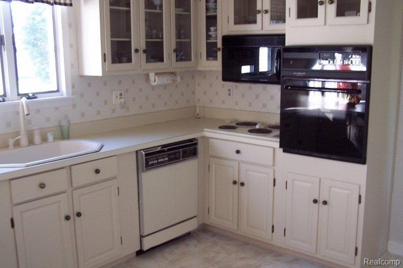 20950 Armada Ridge Road Armada, MI 48005 - Photo 10 of 24 100_8153 (800x533).jpg