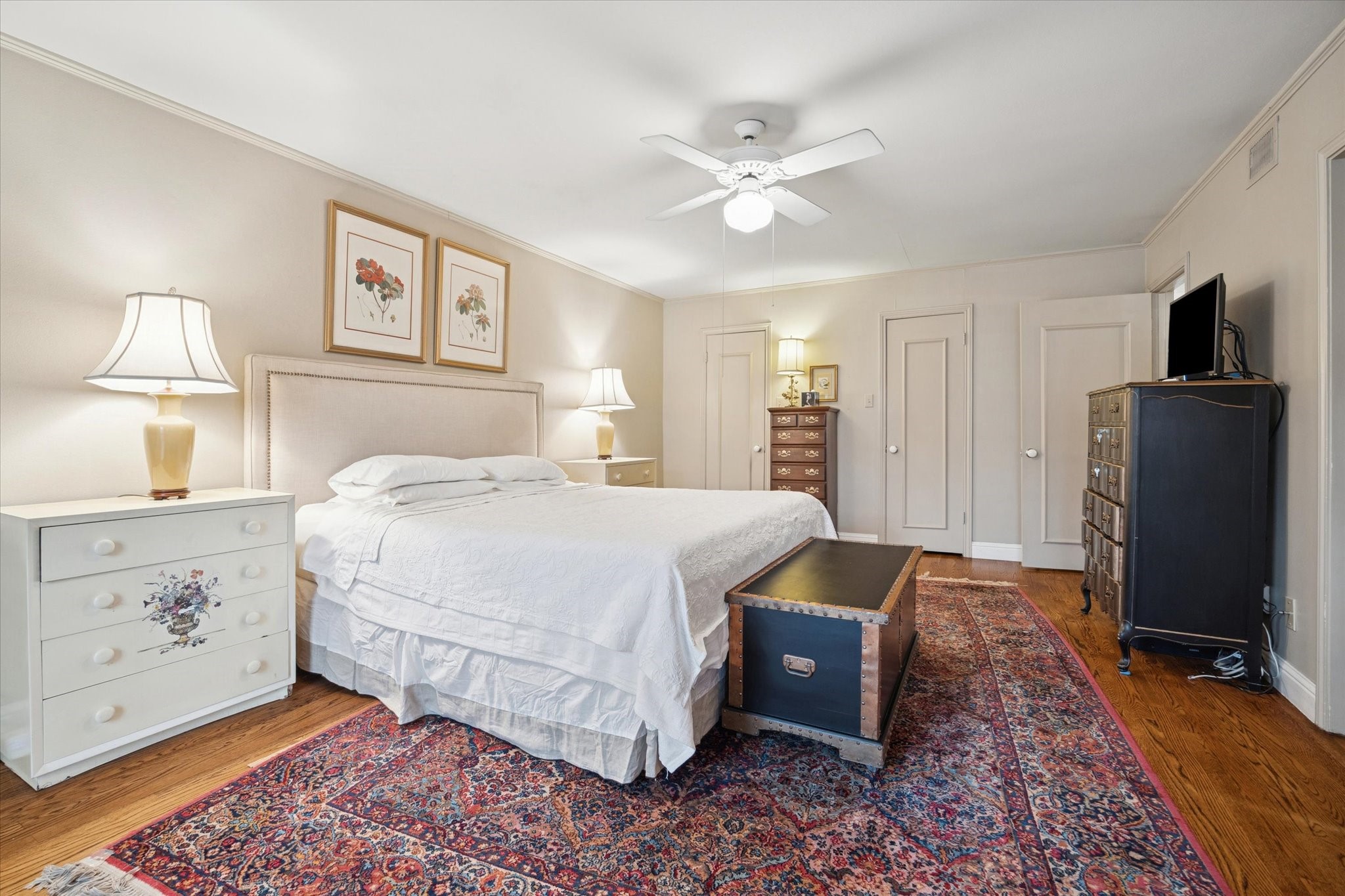 7525 Del Monte Drive Houston, TX 77063 - Photo 20 of 30 a spacious bedroom with a bed and a flat screen tv