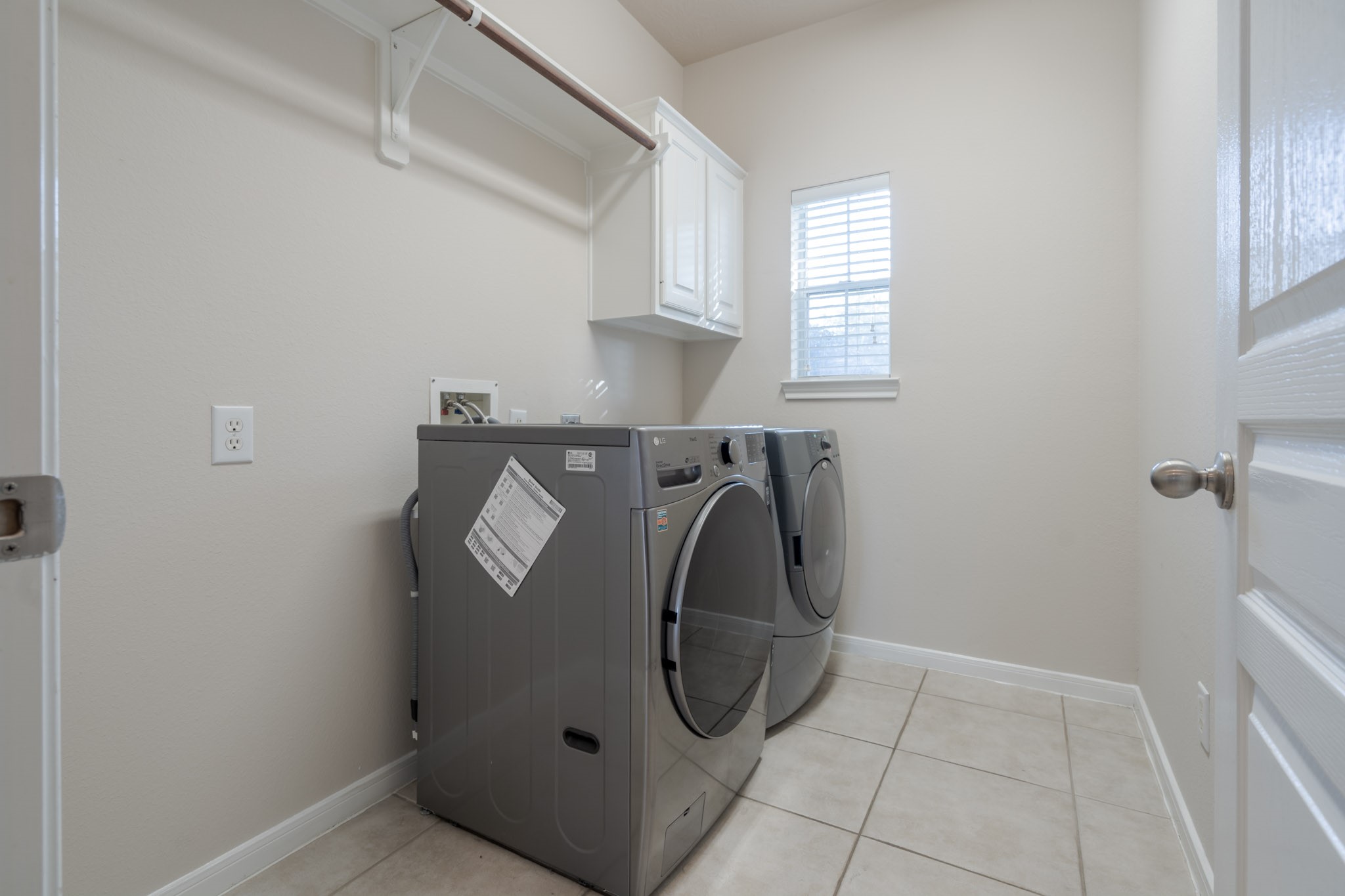 6518 Montana Ridge Court Houston, TX 77041 - Photo 15 of 27 a utility room with dryer and washer