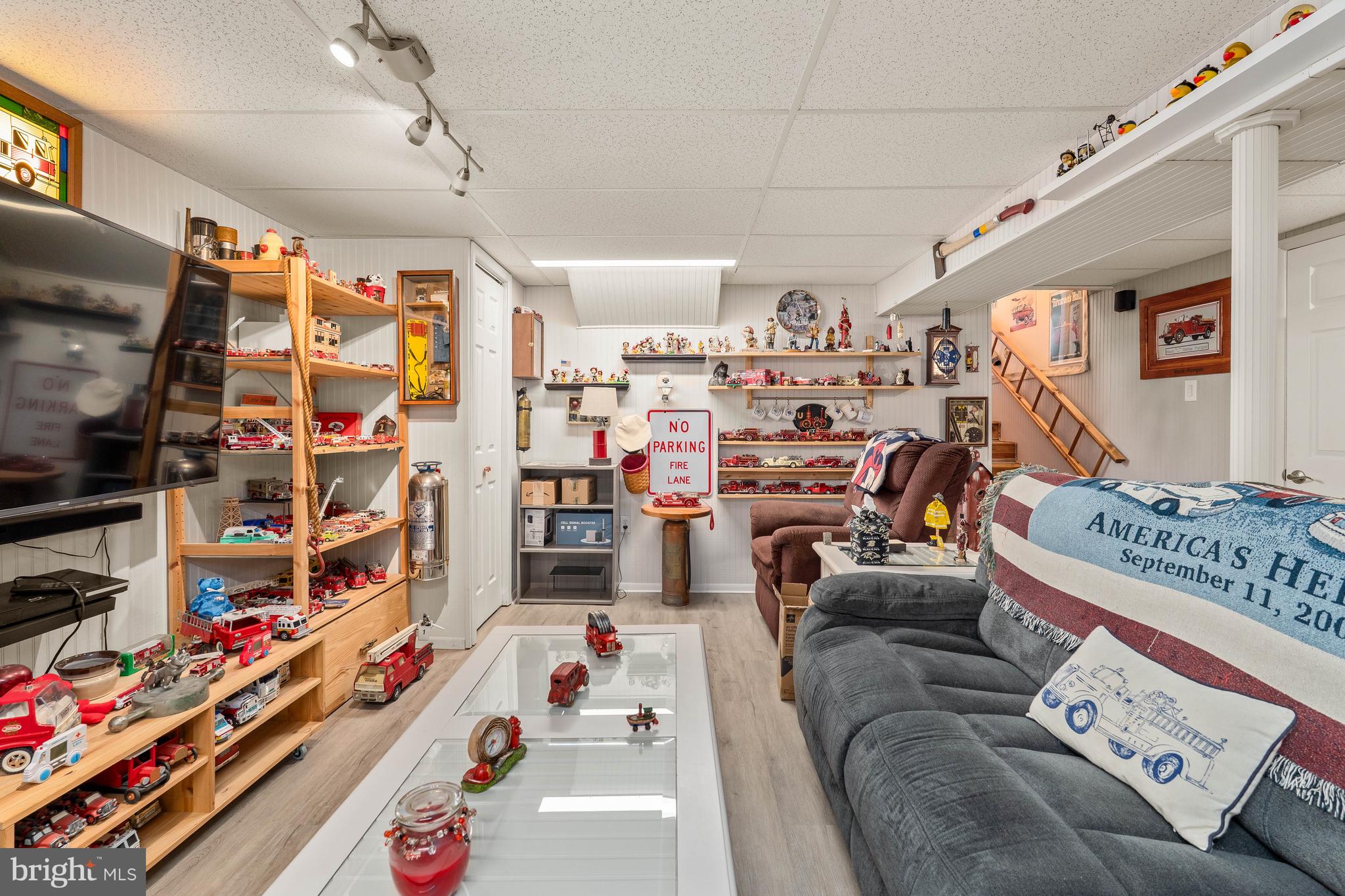 26 Southbridge Road Bear, DE 19701 - Photo 14 of 29 a room with furniture and a book shelf