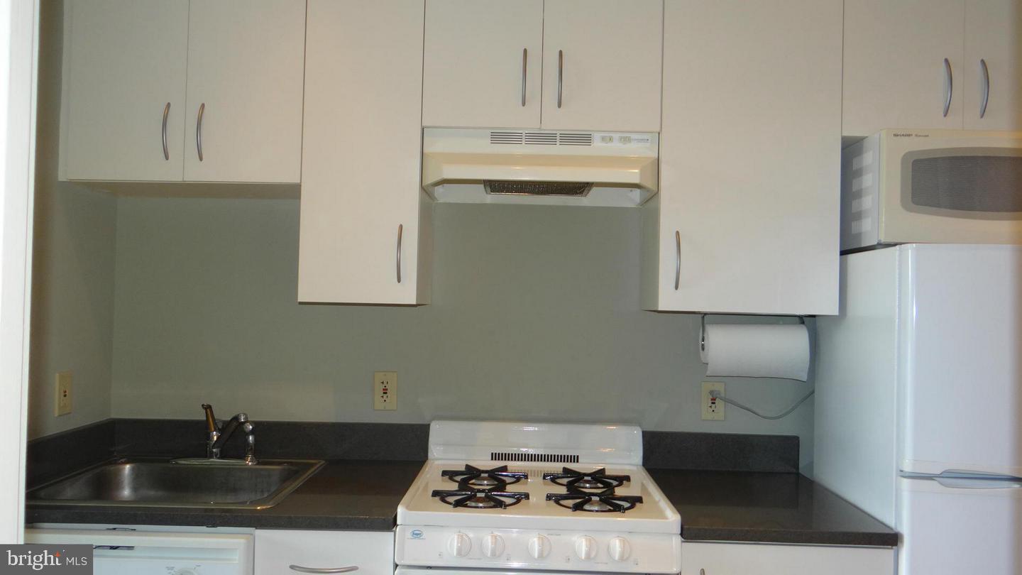1300 N Street Northwest, Unit 812 Washington, DC 20005 - Photo 11 of 20 Kitchen