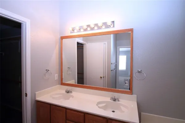 $2,100 | 824 Dixon Lane, Denton, TX 76207