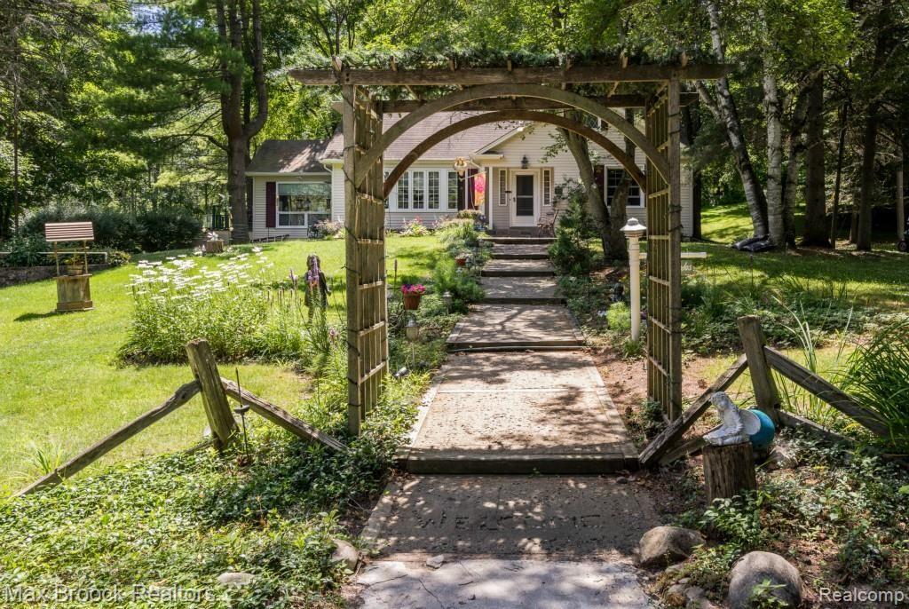 1443 Silver Bell Road Rochester, MI 48306 - Photo 20 of 34 Front entrance walkway