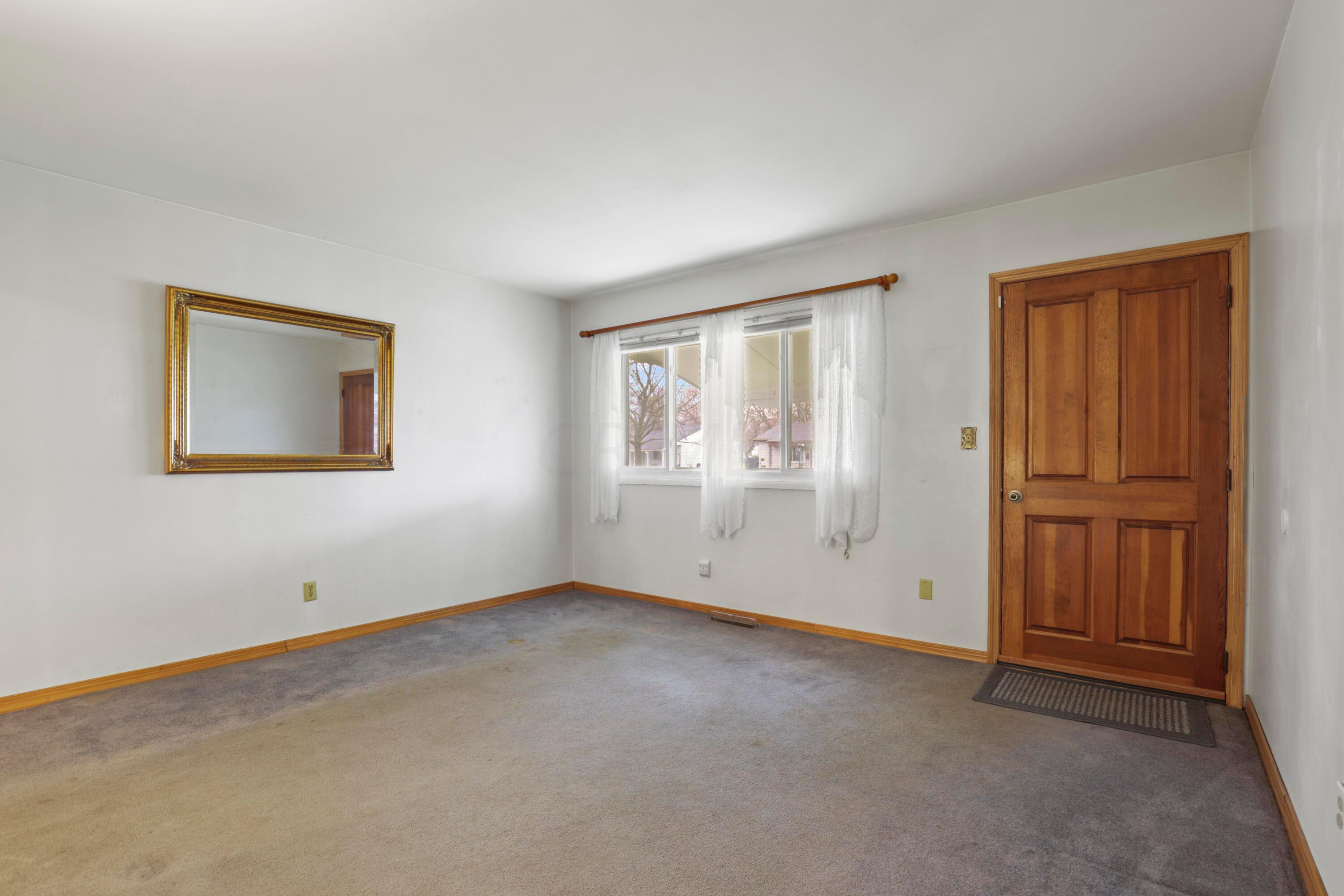 5440 Inlet Drive Columbus, OH 43232 - Photo 11 of 37 Living Room