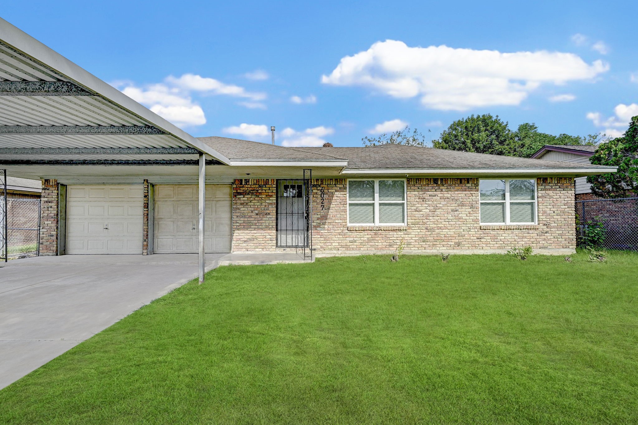 a view of a house with a backyard
