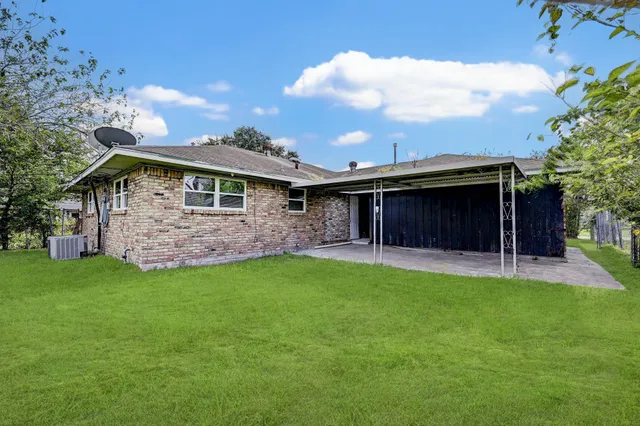 a view of a house with backyard and porch