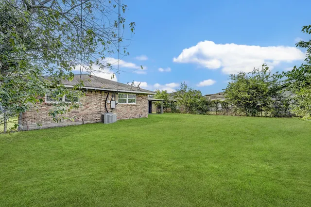 a view of a house with a backyard