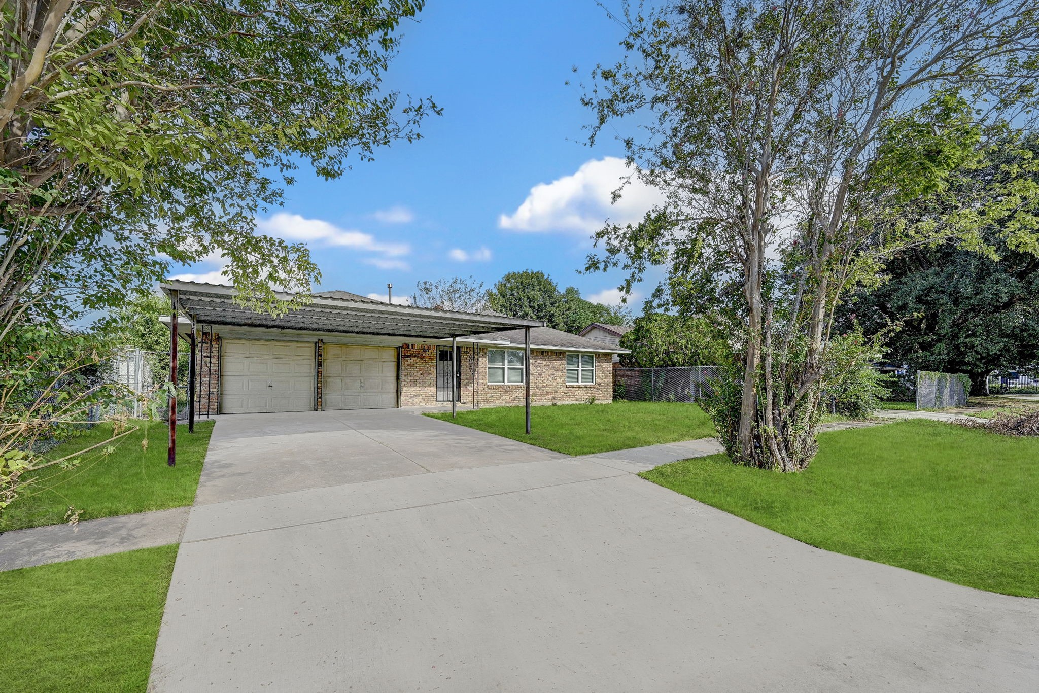 6027 Ledbetter Street Houston, TX 77087 - Photo 3 of 23 a front view of a house with garden