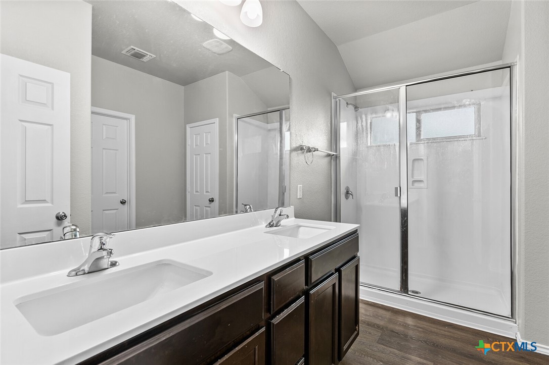 271 Bainbridge Road Temple, TX 76502 - Photo 19 of 36 a bathroom with a sink and a mirror