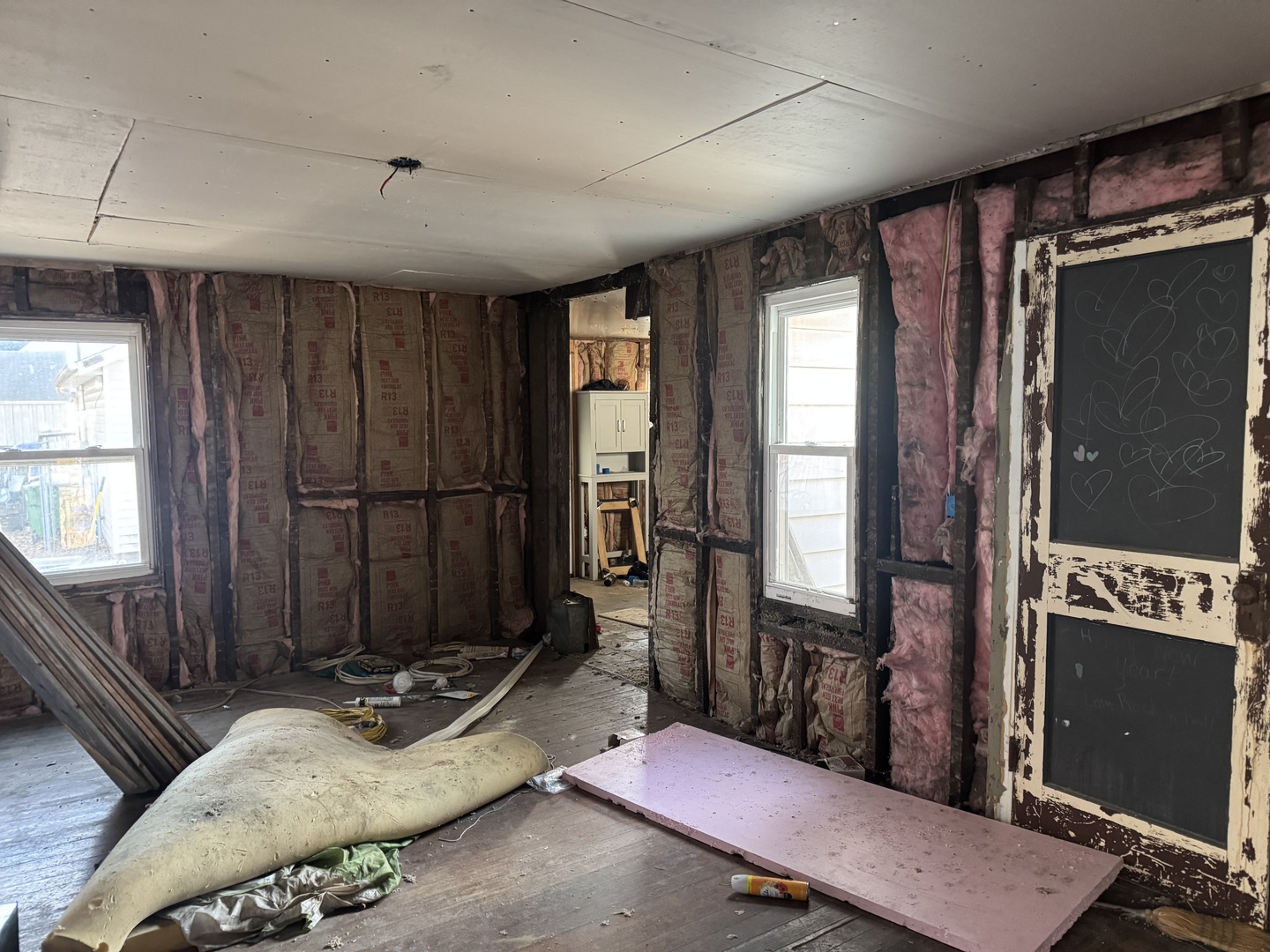 323 1st Avenue Clinton, IA 52732 - Photo 3 of 4 a bedroom with bed and a window