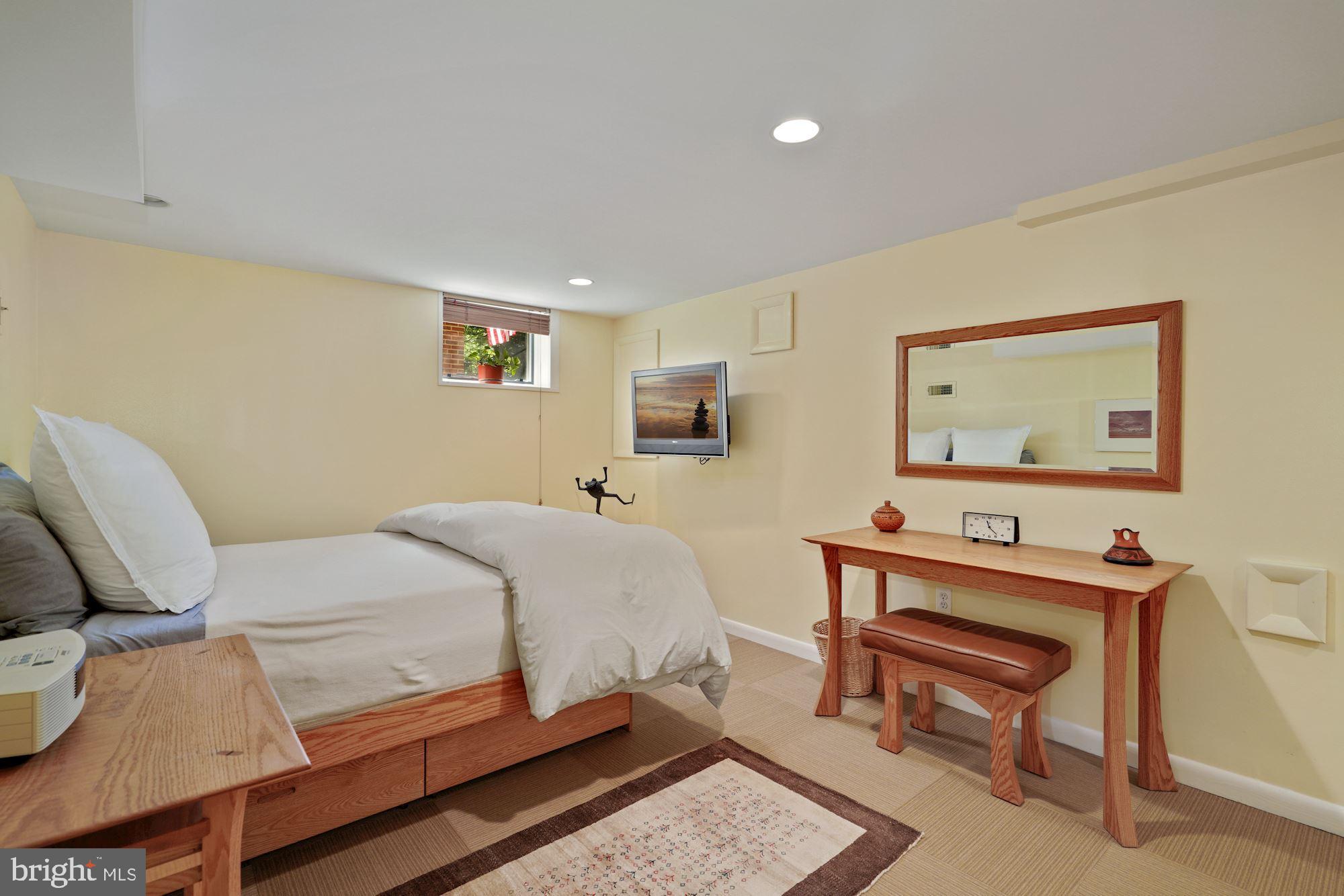 4517 Clark Place Northwest Washington, DC 20007 - Photo 20 of 28 Guest Suite