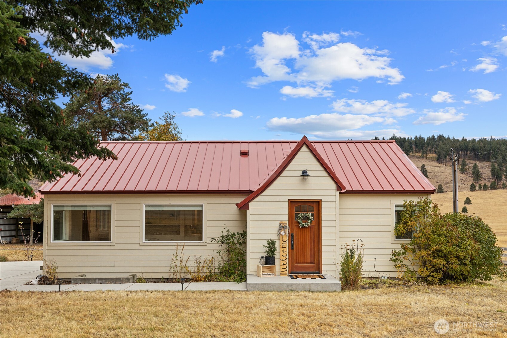 1371 Bettas Road Cle Elum, WA 98922 - Photo 4 of 40 a front view of a house with garden