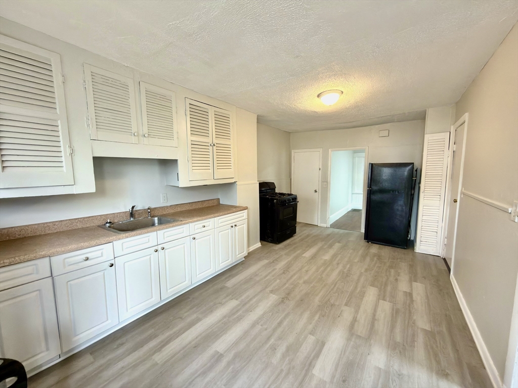 27 Loring Street Springfield, MA 01105 - Photo 2 of 29