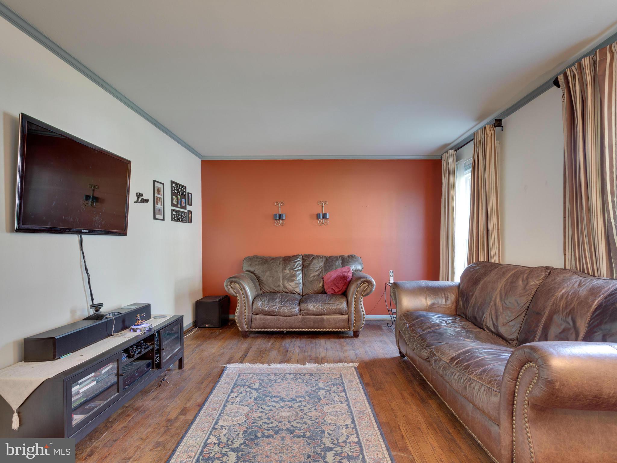 8147 Viola Street Springfield, VA 22152 - Photo 3 of 30 Living Room