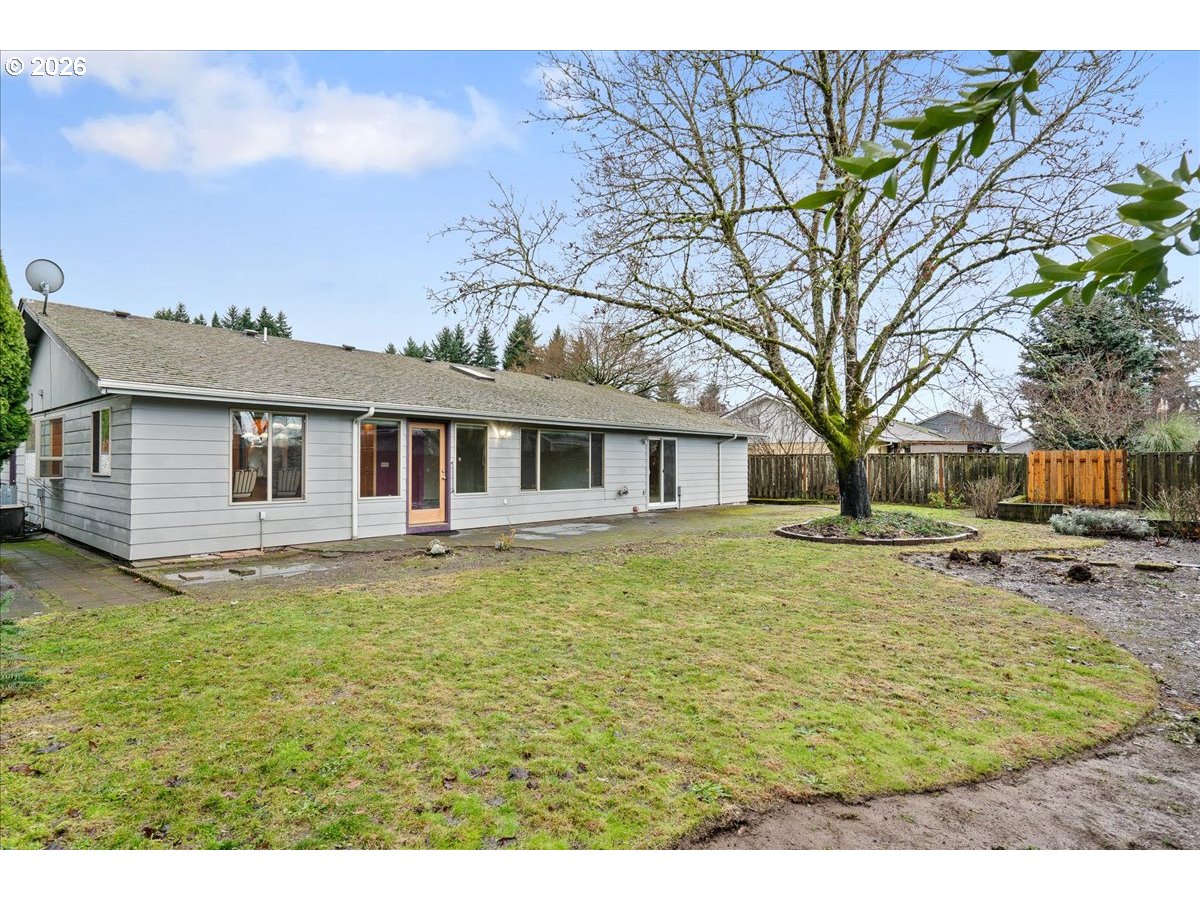 997 Julie Street North Keizer, OR 97303 - Photo 27 of 30 a backyard of a house with table and chairs