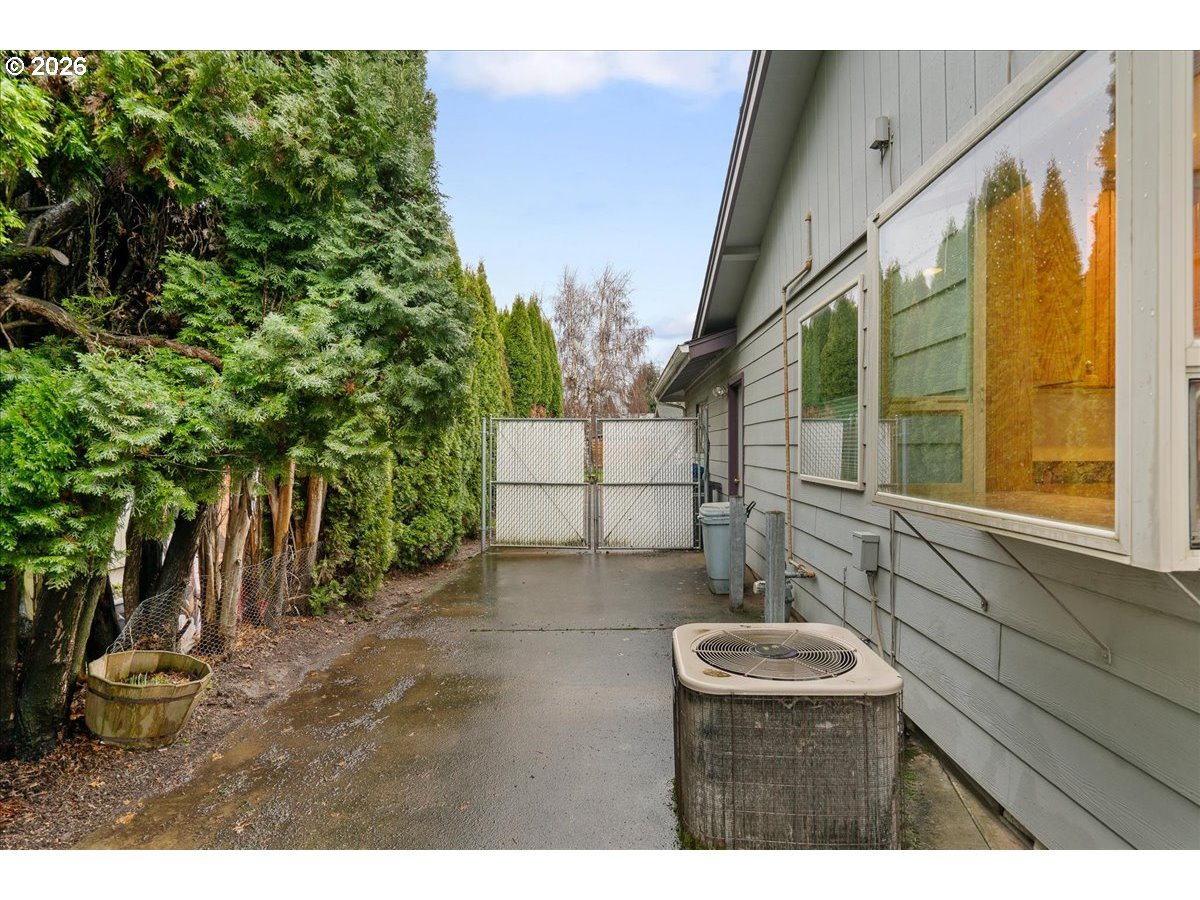 997 Julie Street North Keizer, OR 97303 - Photo 29 of 30 a bathroom with a sink and a mirror