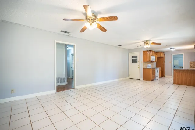 a view of a livingroom with a ceiling fan
