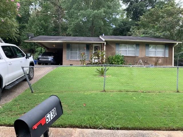 a view of a house with backyard