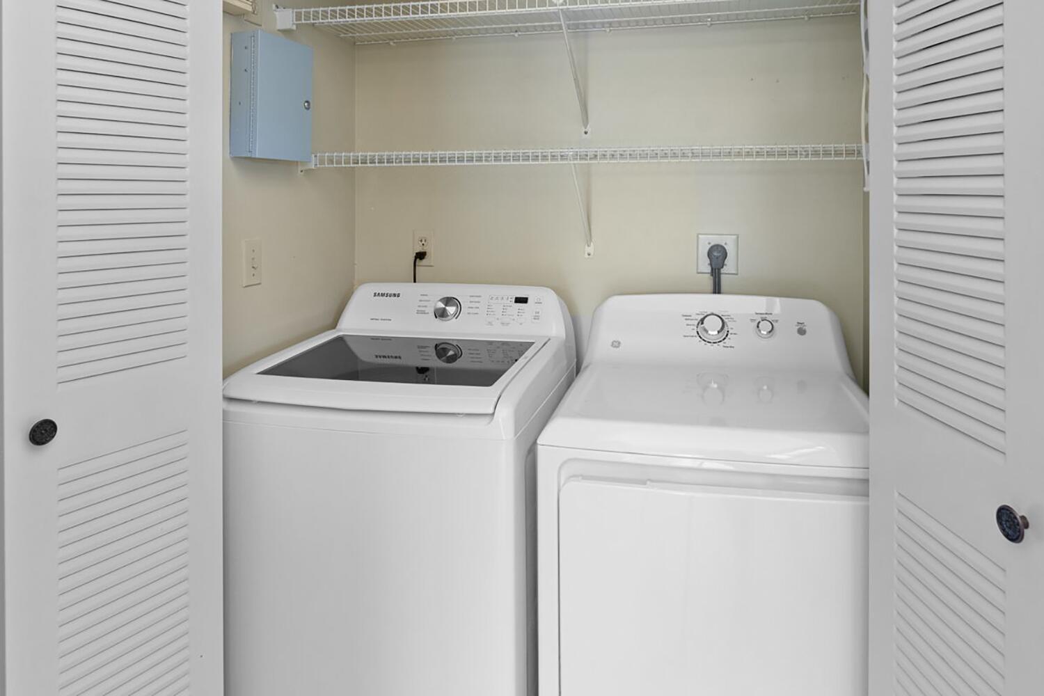 103 Half Moon Circle, Unit D2 Hypoluxo, FL 33462 - Photo 14 of 26 a utility room with dryer and washer