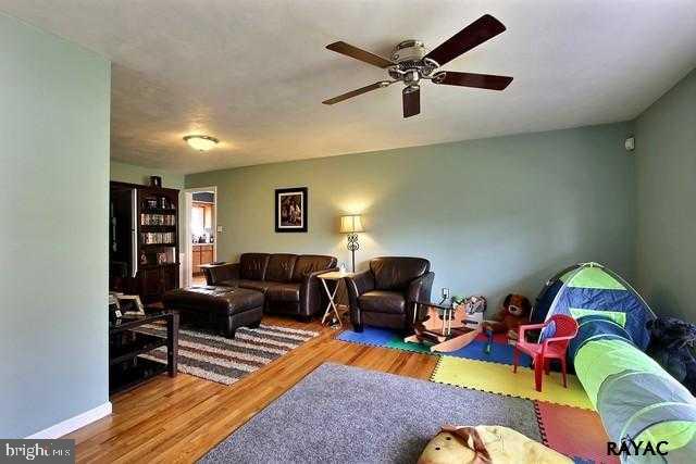 339 Greendale Road York, PA 17403 - Photo 4 of 36