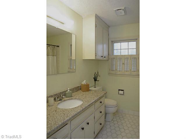 401 Pinewood Road Asheboro, NC 27205 - Photo 8 of 16 Bath.