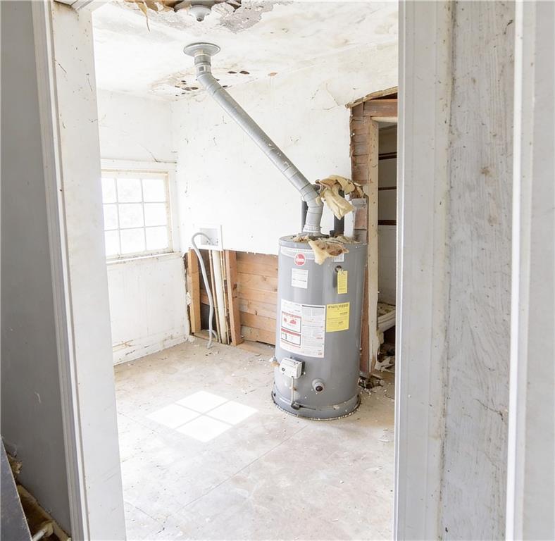 731 Bolton Road Northwest Atlanta, GA 30331 - Photo 18 of 20 a view of a room with closet and windows