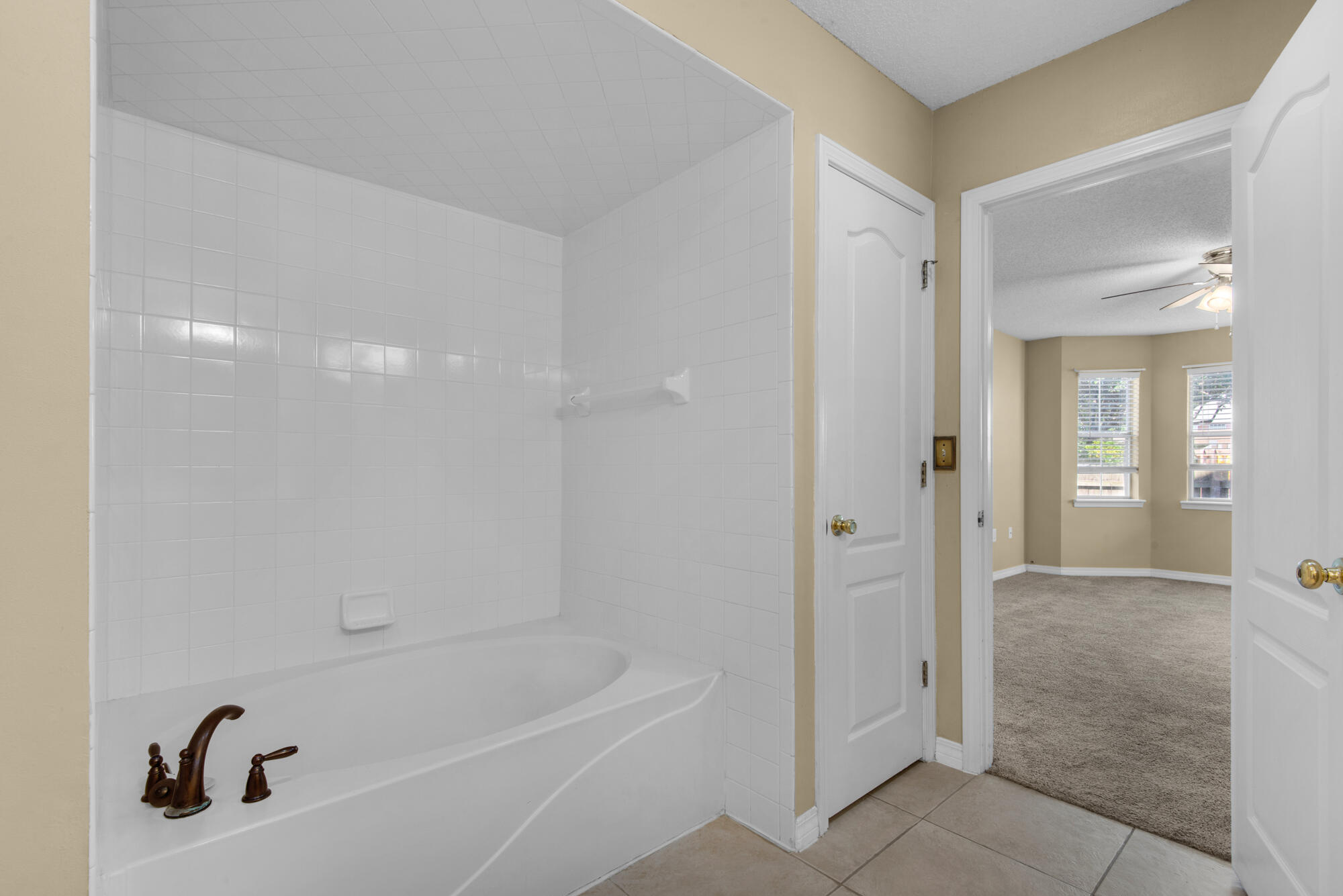 880 Brande Court Shalimar, FL 32579 - Photo 25 of 57 a bathroom with a bathtub
