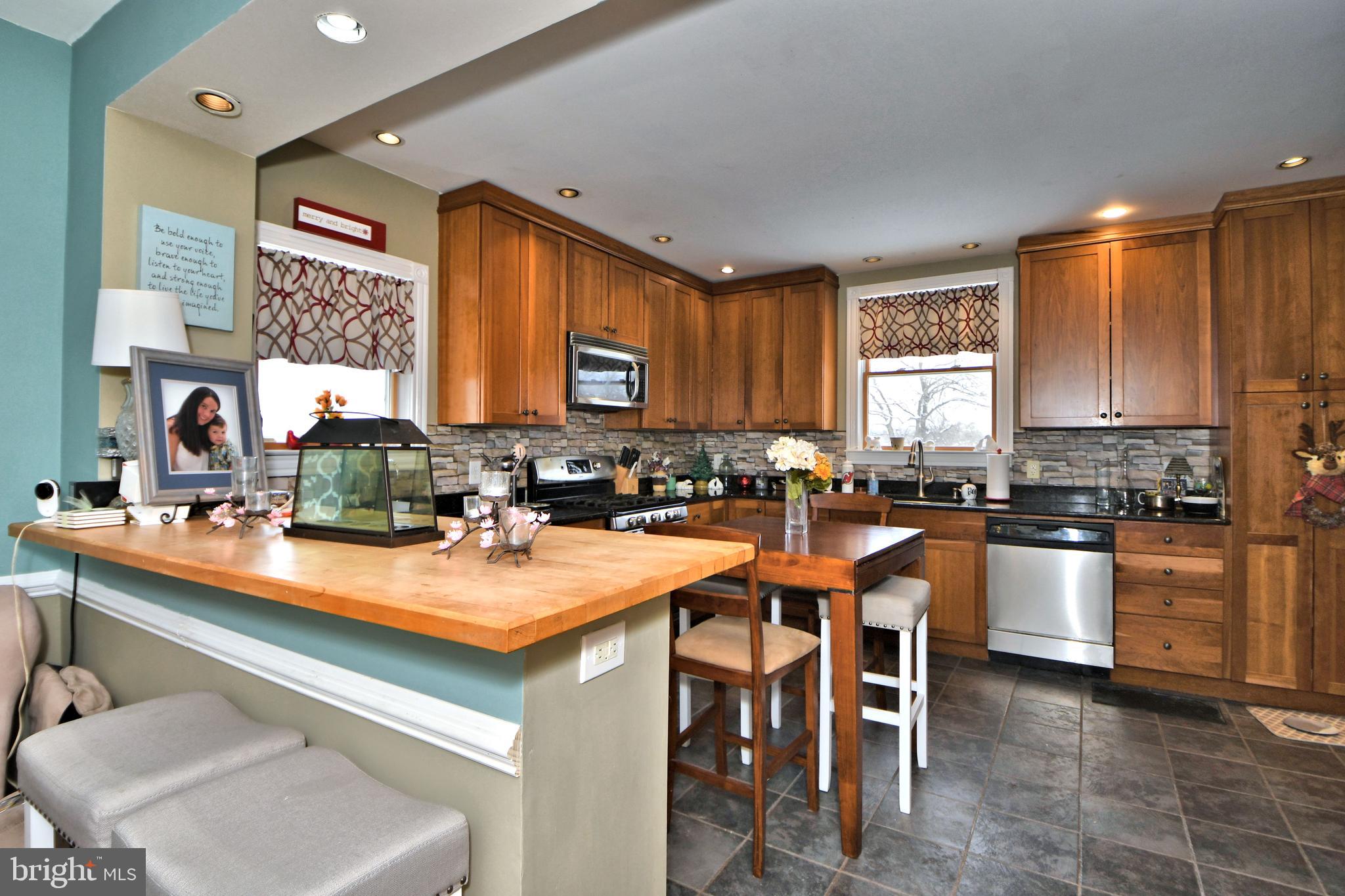 73 Dublin Road Pennington, NJ 08534 - Photo 13 of 60 Kitchen Breakfast Bar