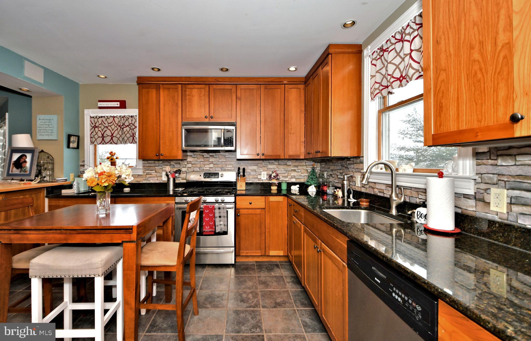 73 Dublin Road Pennington, NJ 08534 - Photo 16 of 60 Kitchen facing Micro wave Stove