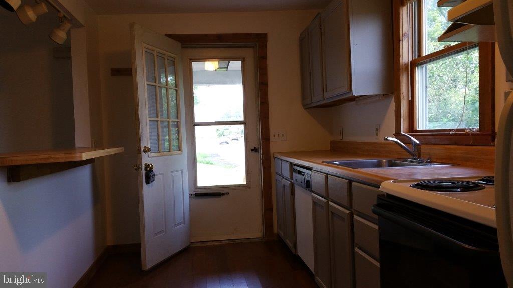 73 Dublin Road Pennington, NJ 08534 - Photo 48 of 60 Front door