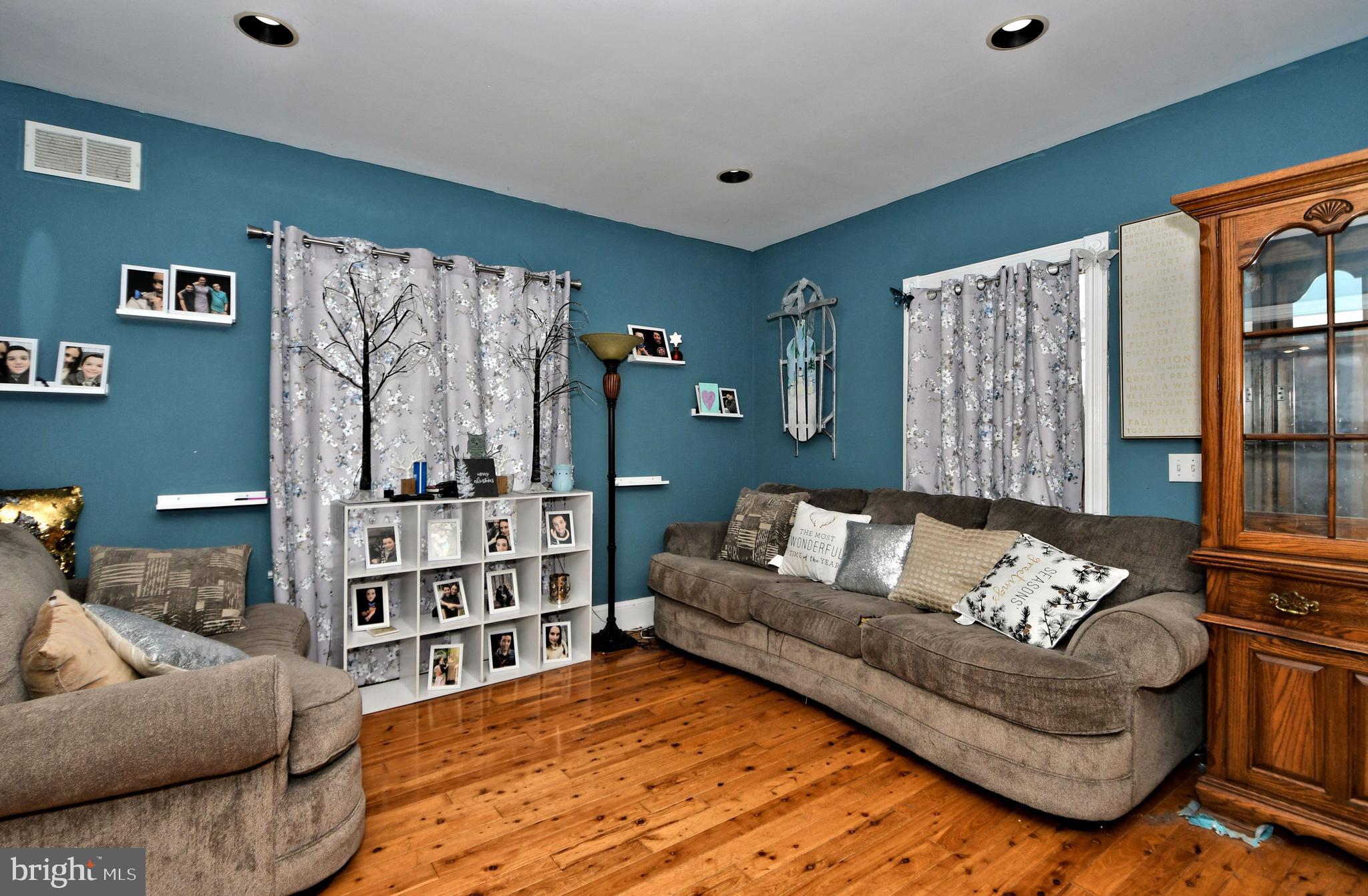 73 Dublin Road Pennington, NJ 08534 - Photo 8 of 60 Living Room