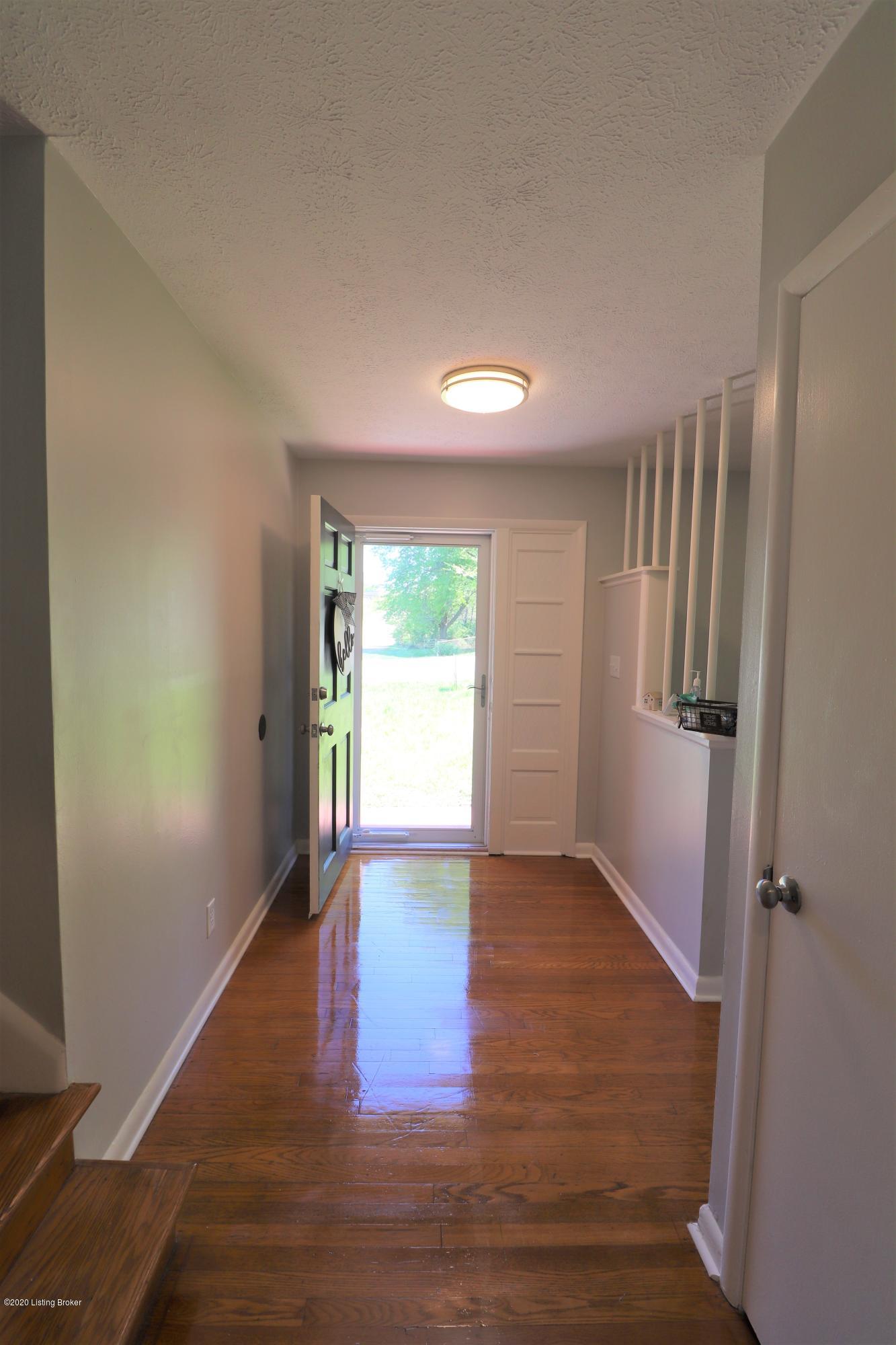 6808 Fernhaven Road Louisville, KY 40228 - Photo 2 of 18 Entry