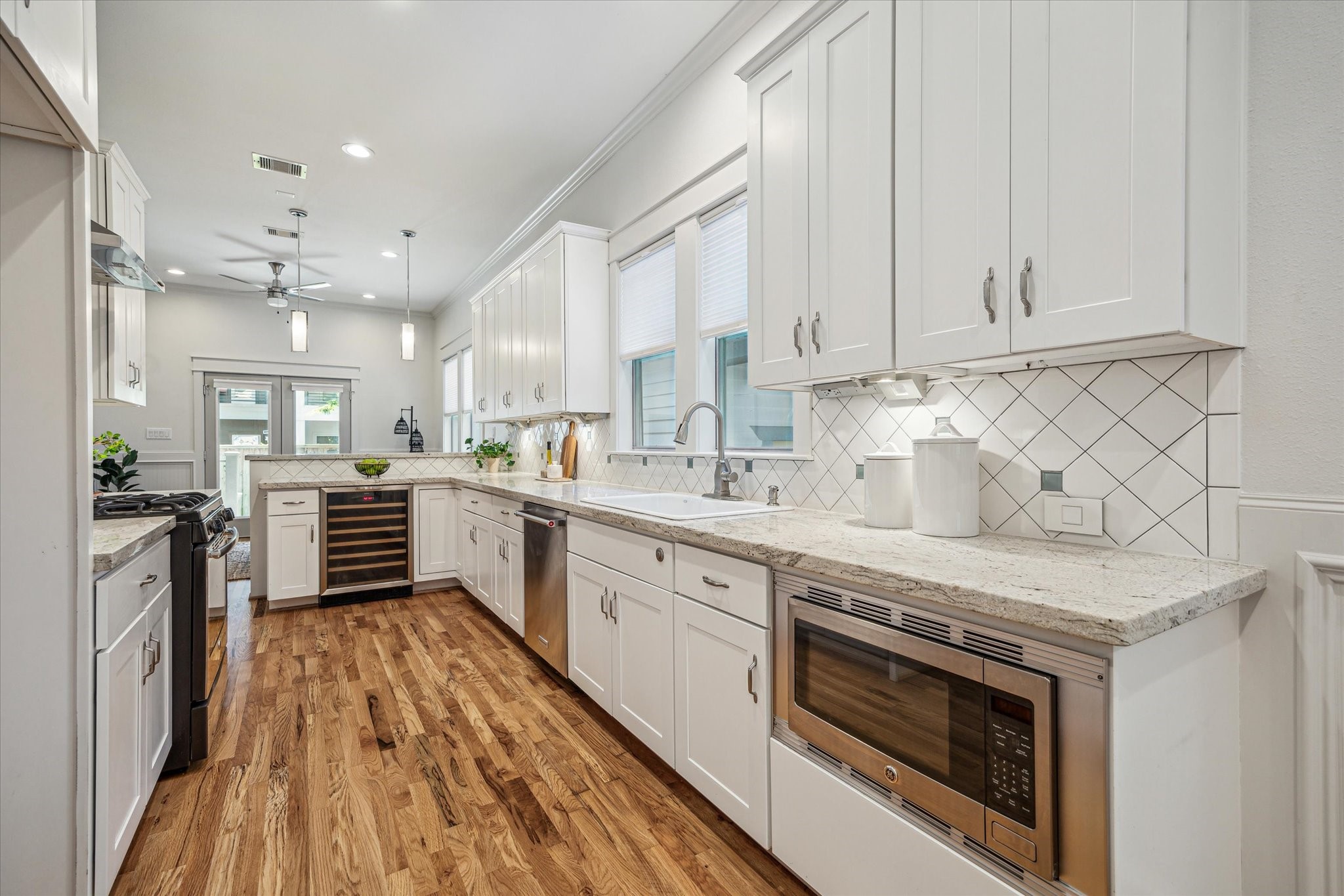 1833 Tabor Street Houston, TX 77009 - Photo 13 of 28 Complete chef's kitchen for all your culinary needs.