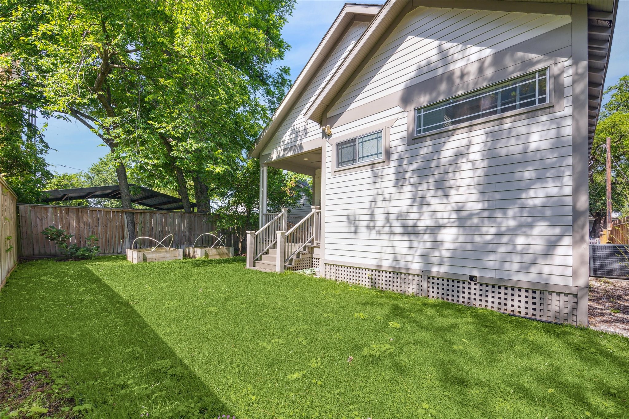1833 Tabor Street Houston, TX 77009 - Photo 26 of 28 A spacious back yard with plenty of space to play with your furry friends.