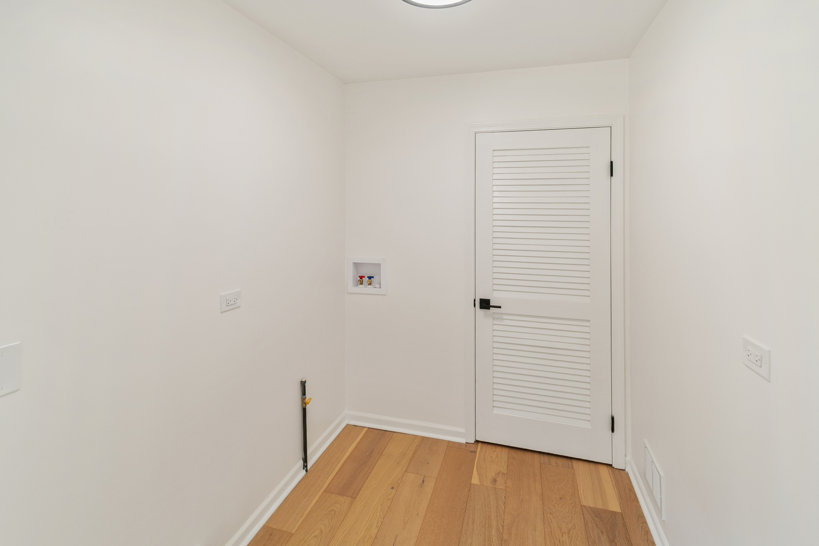 185 Cold Spring Road Barrington, IL 60010 - Photo 14 of 40 a view of a small space