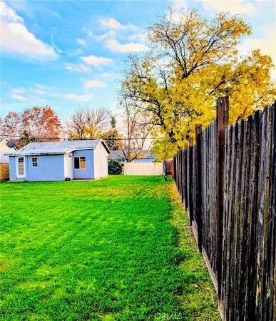 a view of a house with backyard