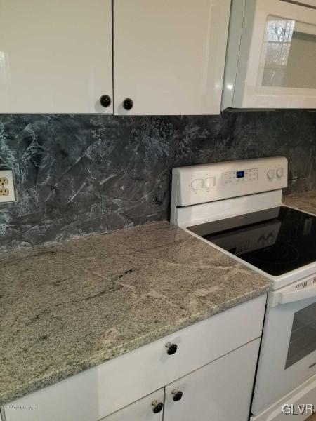 134 Ryan Road Blakeslee, PA 18610 - Photo 7 of 33 a stove top oven sitting inside of a kitchen