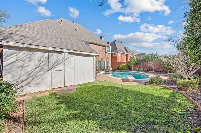 a view of yard with green space