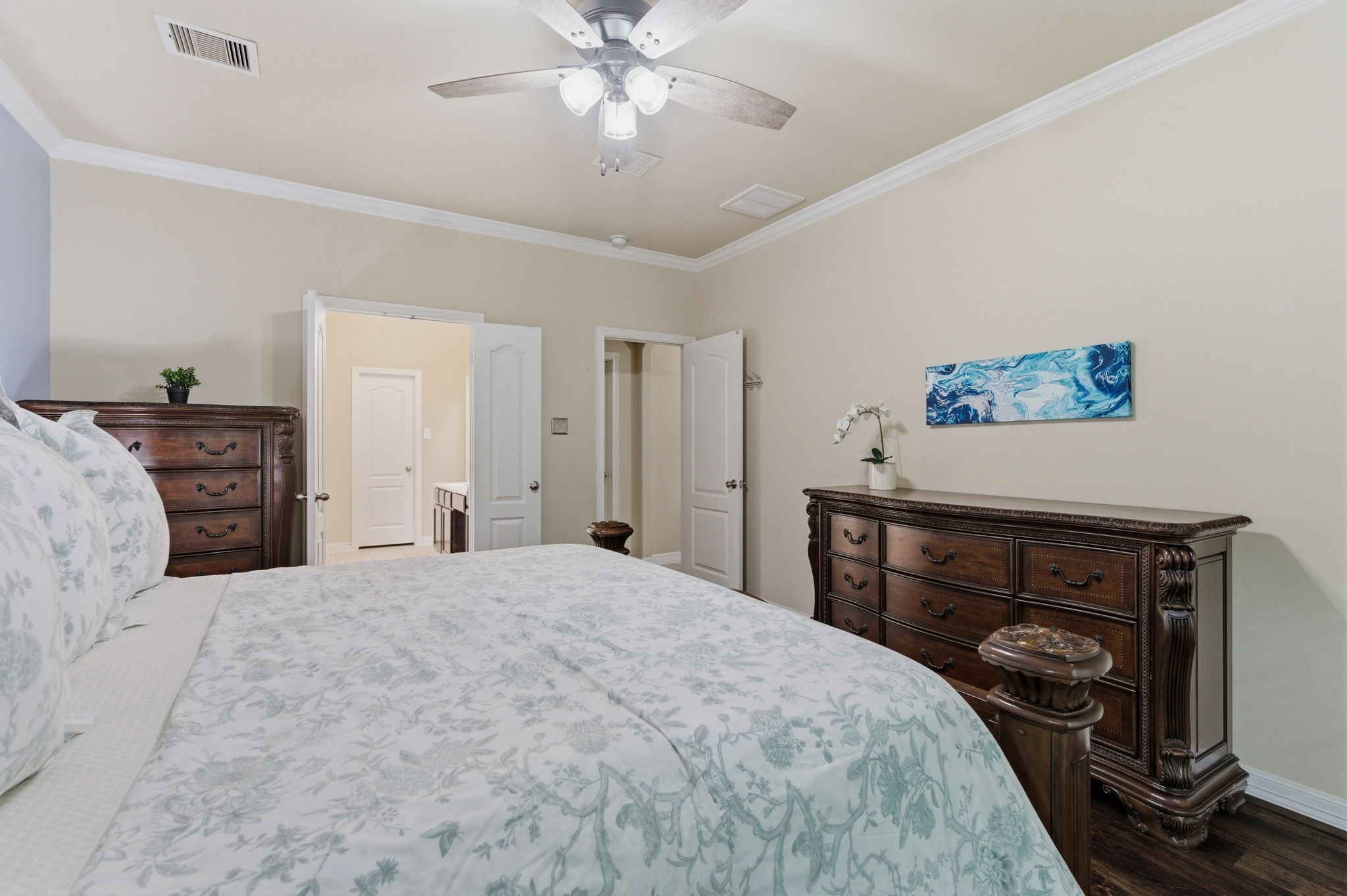 1737 Round Oak Lane Conroe, TX 77304 - Photo 31 of 39 Spacious primary suite with crown molding, ceiling fan, and a private, relaxing atmosphere.