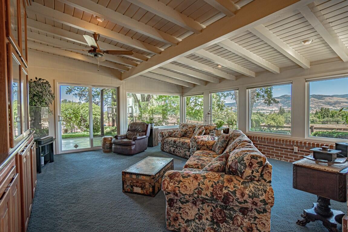 2692 Pioneer Road Medford, OR 97501 - Photo 25 of 66 Sunroom