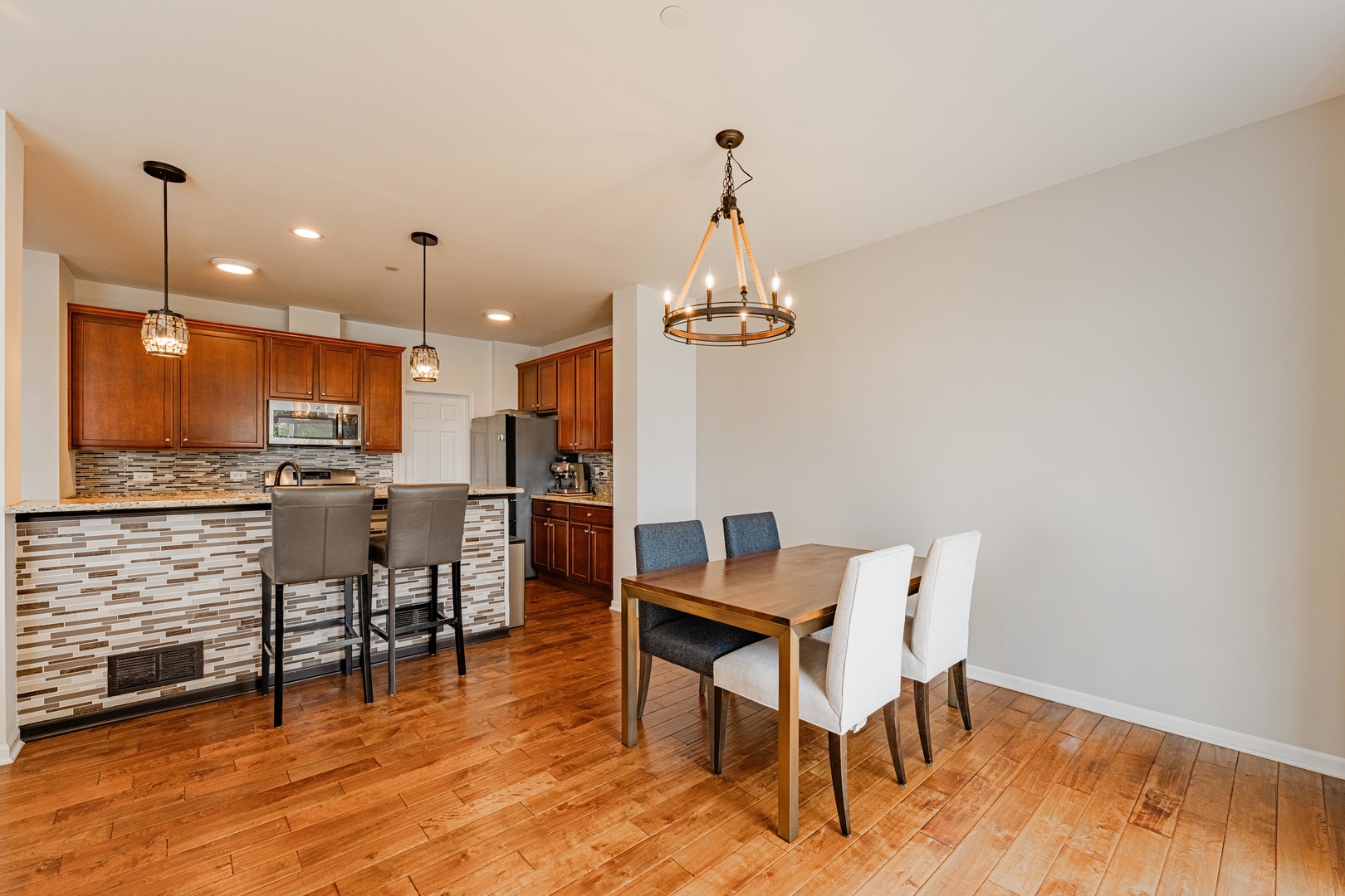 2832 Henley Lane Naperville, IL 60540 - Photo 6 of 32 Gallery Image 6