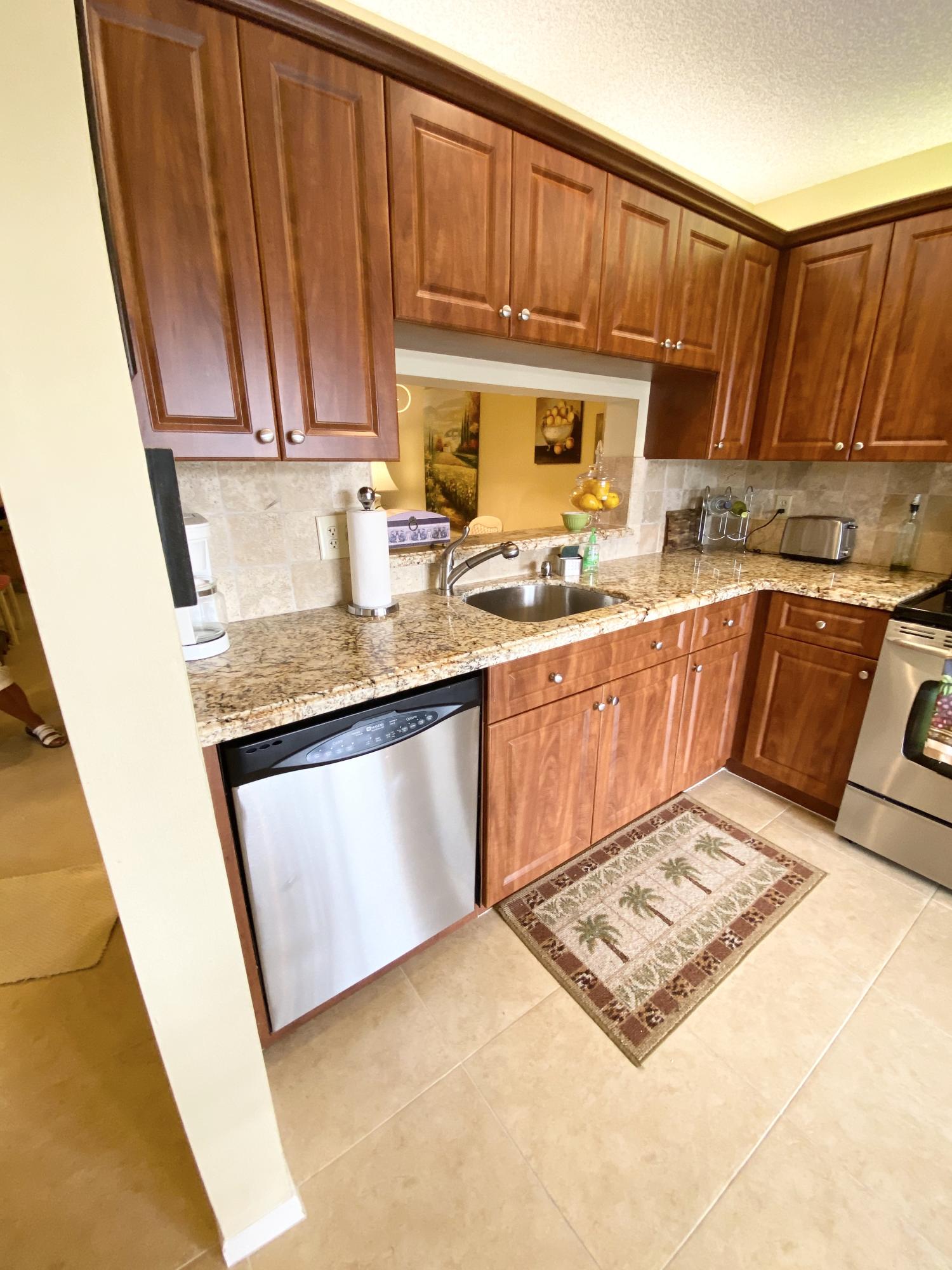 350 Club Circle, Unit 204 Boca Raton, FL 33487 - Photo 4 of 28 Kitchen