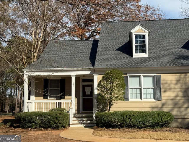 an empty room with closet and a ceiling fan