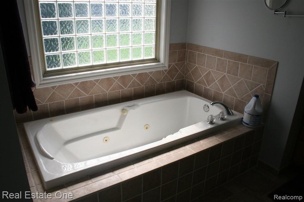 70012 Sunset Lane Romeo, MI 48065 - Photo 16 of 30 Jacuzzi Tub.JPG
