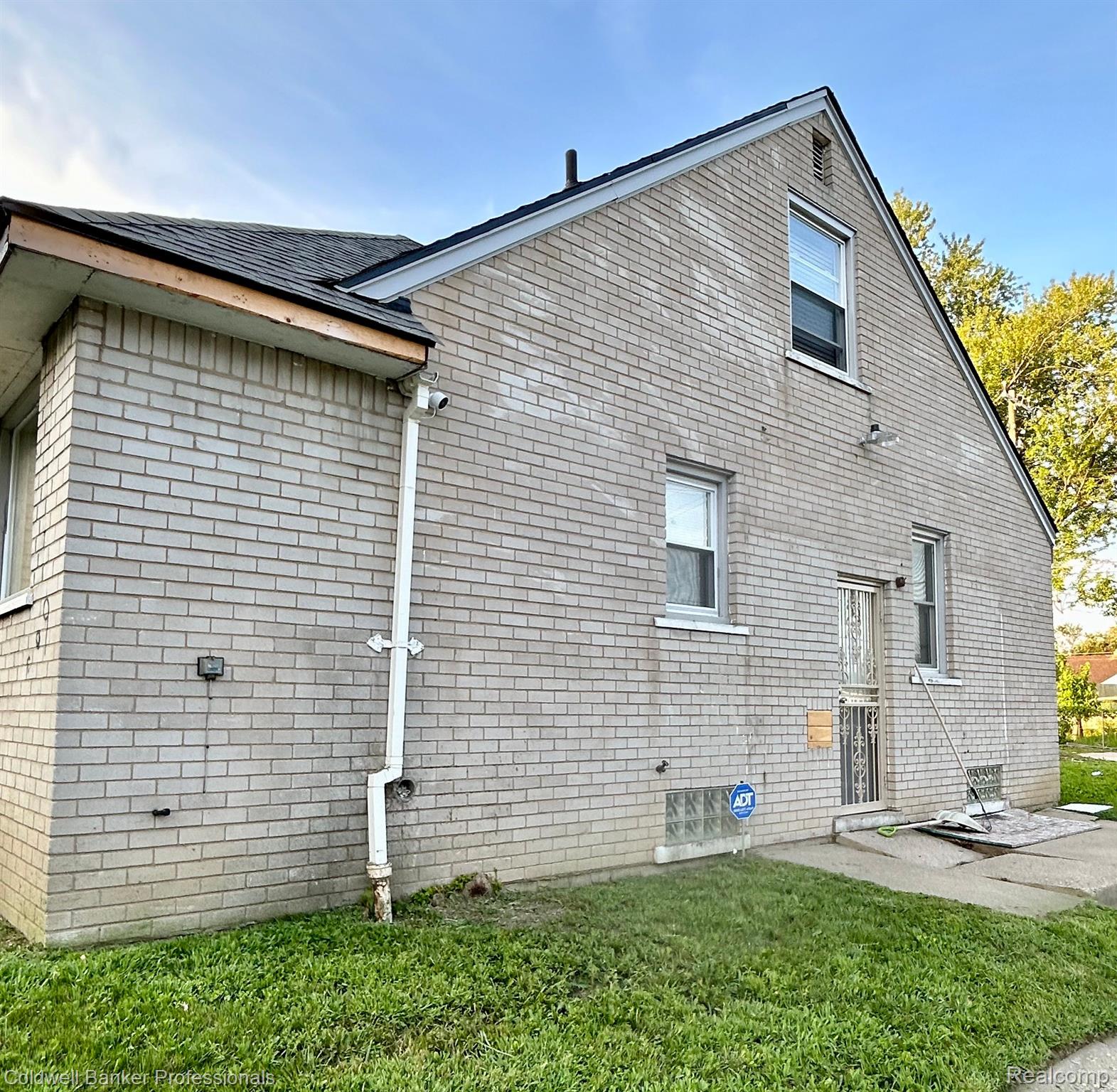 9900 Carlin Street Detroit, MI 48227 - Photo 4 of 15 Other side of house